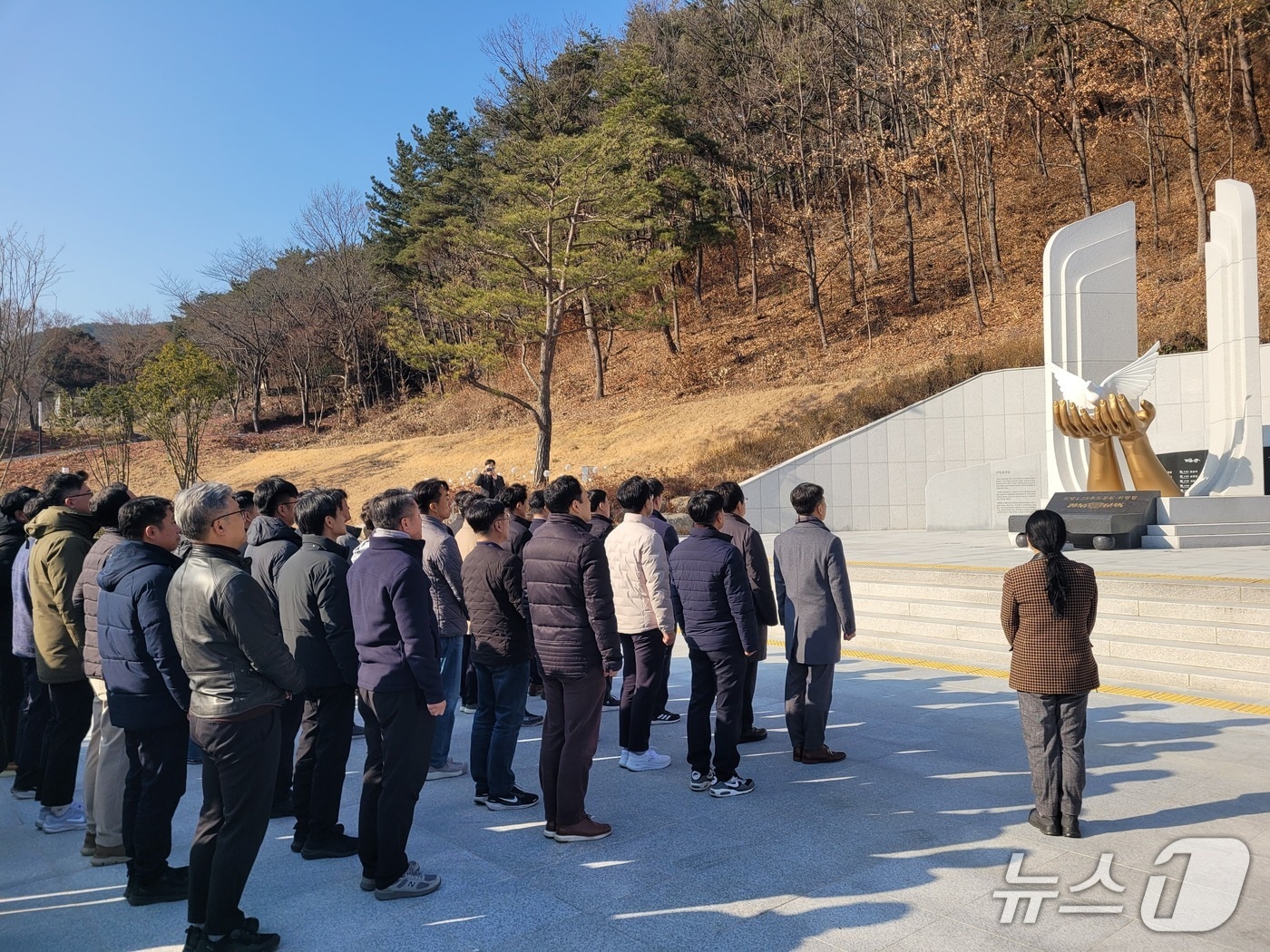 ‘의령 4·26 추모공원’을 지난 17일 방문한 경찰대학 총경급 고위직 교육생이 묵념을 하고 있다(의령군 제공. 재판매 및 DB금지). 2025.12.17