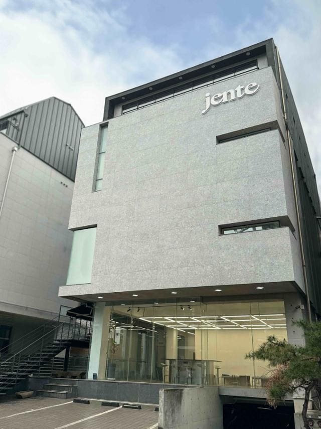 "제품 구매했는데 연락 두절"...명품 플랫폼 젠테, 소비자 피해 잇따라 - 뉴스 썸네일 이미지