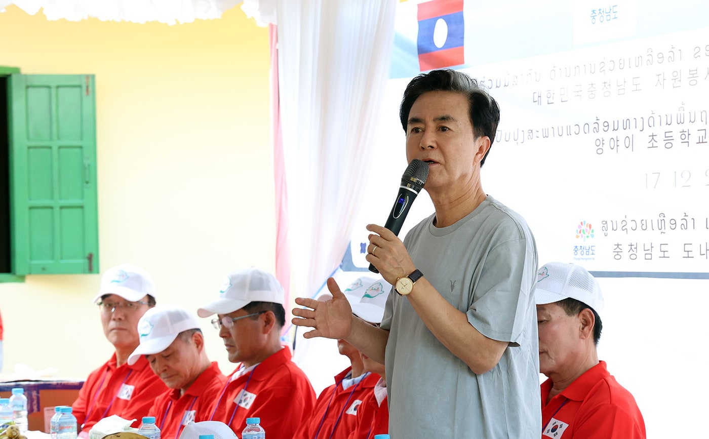 김태흠 지사가 라오스 자원봉사 현장을 찾아 격려사를 하고 있다.(충남도 제공. 재판매 및 DB금지)/뉴스1