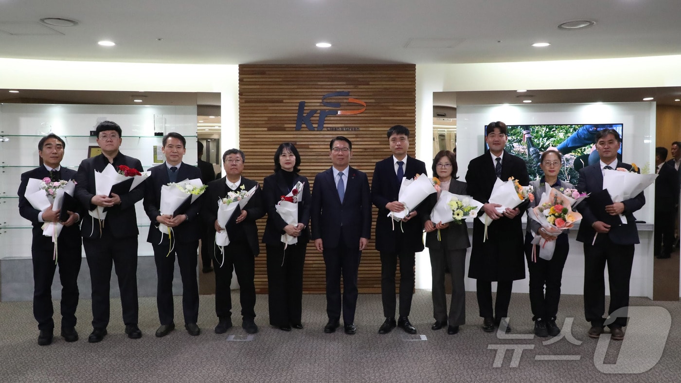 한국농어촌공사는 18일 나주 본사에서 조직문화 혁신을 위해 제정한 '제1회 KRC 숨은일꾼상' 시상식을 열어 총 10명의 임직원을 시상했다.(공사 제공, 재배포 및 DB 금지)/뉴스1