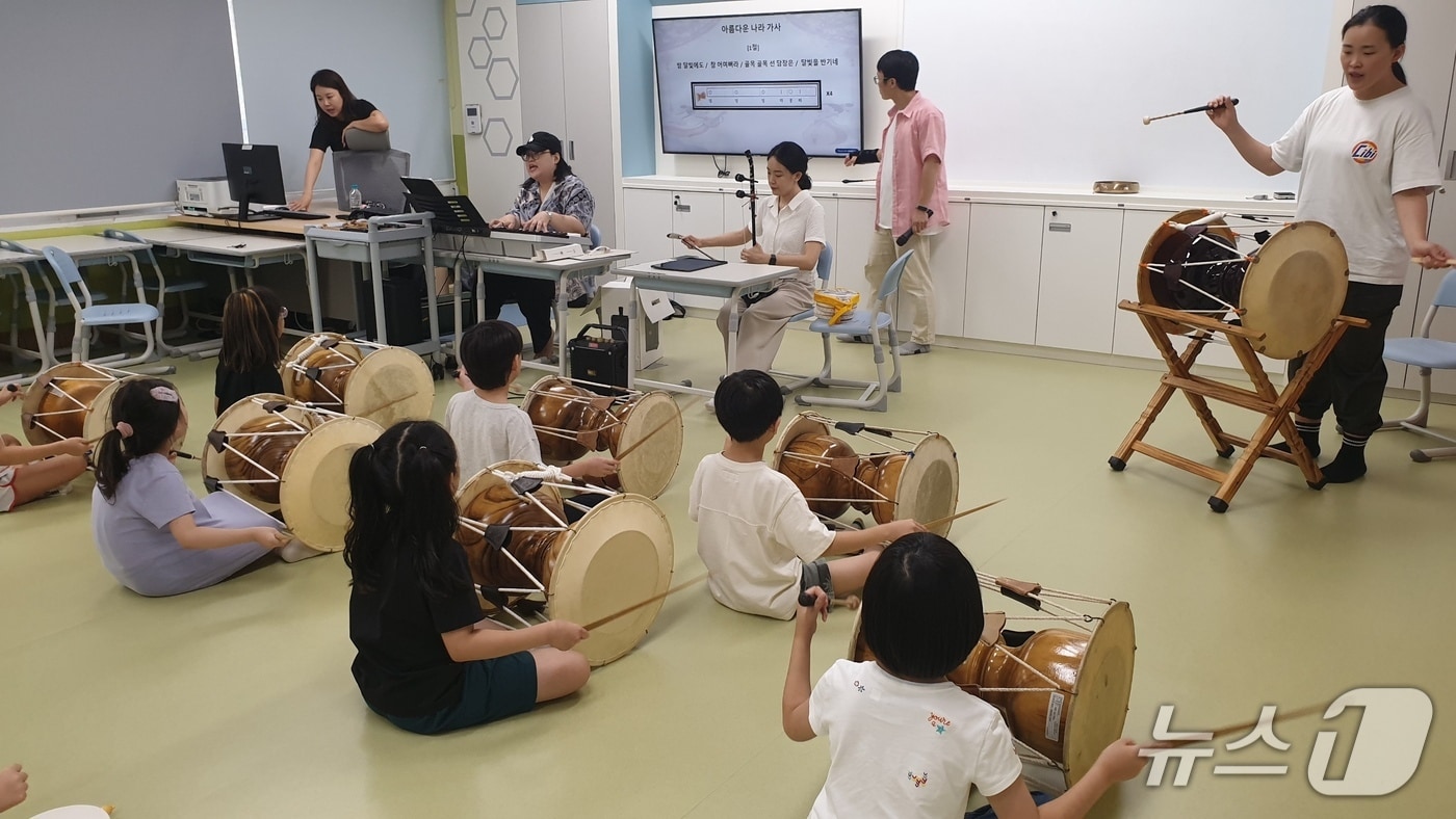 대구교육청은 18일 '2025년 2학기 대구늘봄학교 만족도 조사'를 진행한 결과 학부모의 95.6%가 늘봄학교 운영에 대해 '만족 이상'으로 응답했다고 밝혔다. 사진은 대구 초등학생들이 늘봄학교 프로그램에 참여하고 있는 모습. (대구교육청 제공. 재판매 및 DB 금지)/뉴스1