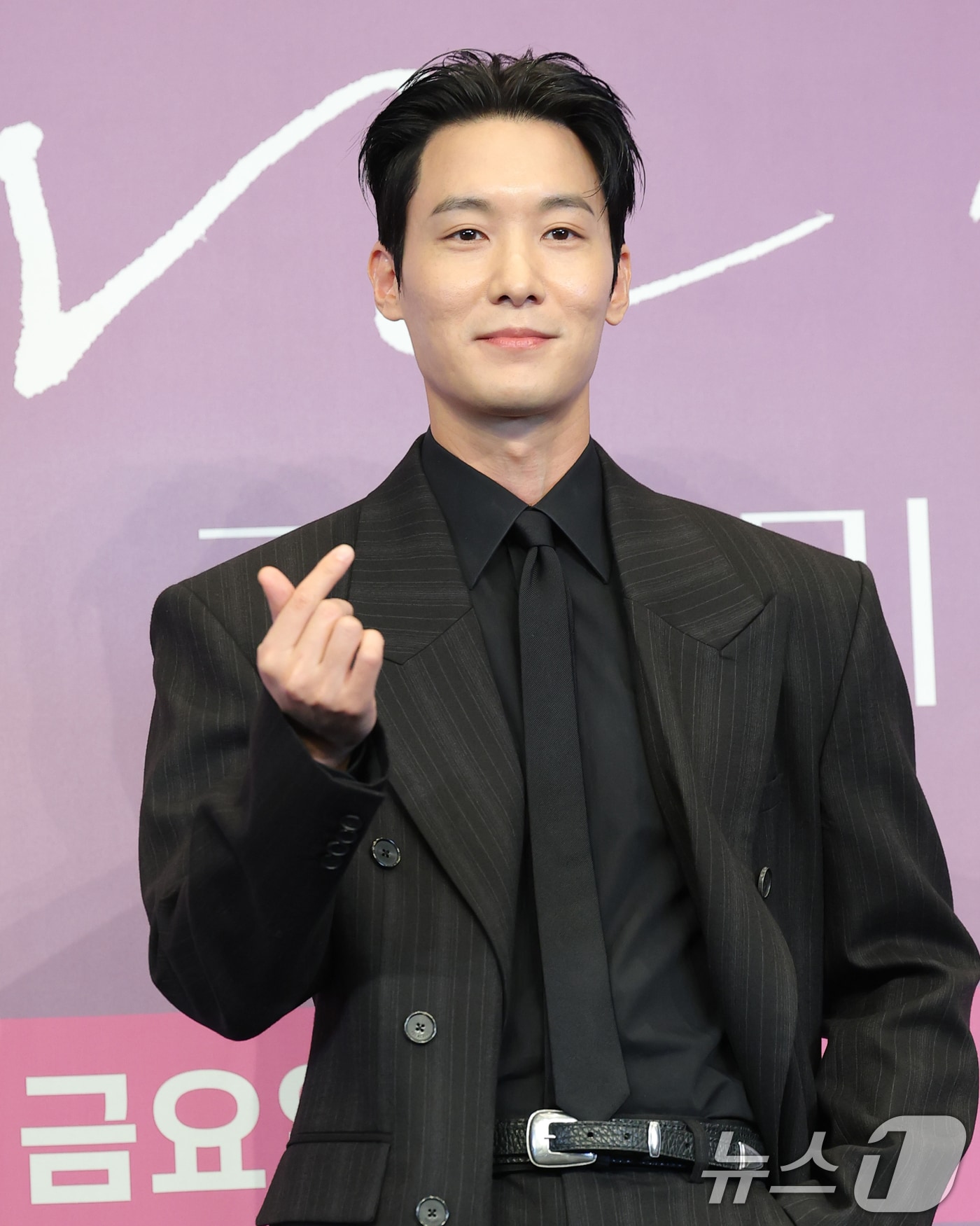 배우 장률이 18일 서울 구로구 더 링크 서울 트리뷰트 포트폴리오 호텔에서 열린 JTBC 새 금요시리즈 ‘러브 미’ 제작발표회에 참석해 포즈를 취하고 있다. ‘러브 미'(극본 박은영·박희권/연출 조영민)는 내 인생만 애틋했던, 조금은 이기적이라 어쩌면 더 평범한 가족이 각자의 사랑을 시작하며 성장하는 이야기를 그린 작품이다. 2025.12.18/뉴스1 ⓒ News1 권현진 기자