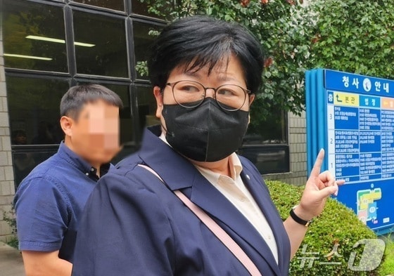 이태원 참사 유가족에 대한 모욕 혐의로 기소된 김미나 경남 창원시의원이 지난해 8월22일 창원지법에서 항소심 첫 공판을 마치고 법정을 나서고 있다.2024.8.22/뉴스1 강정태 기자