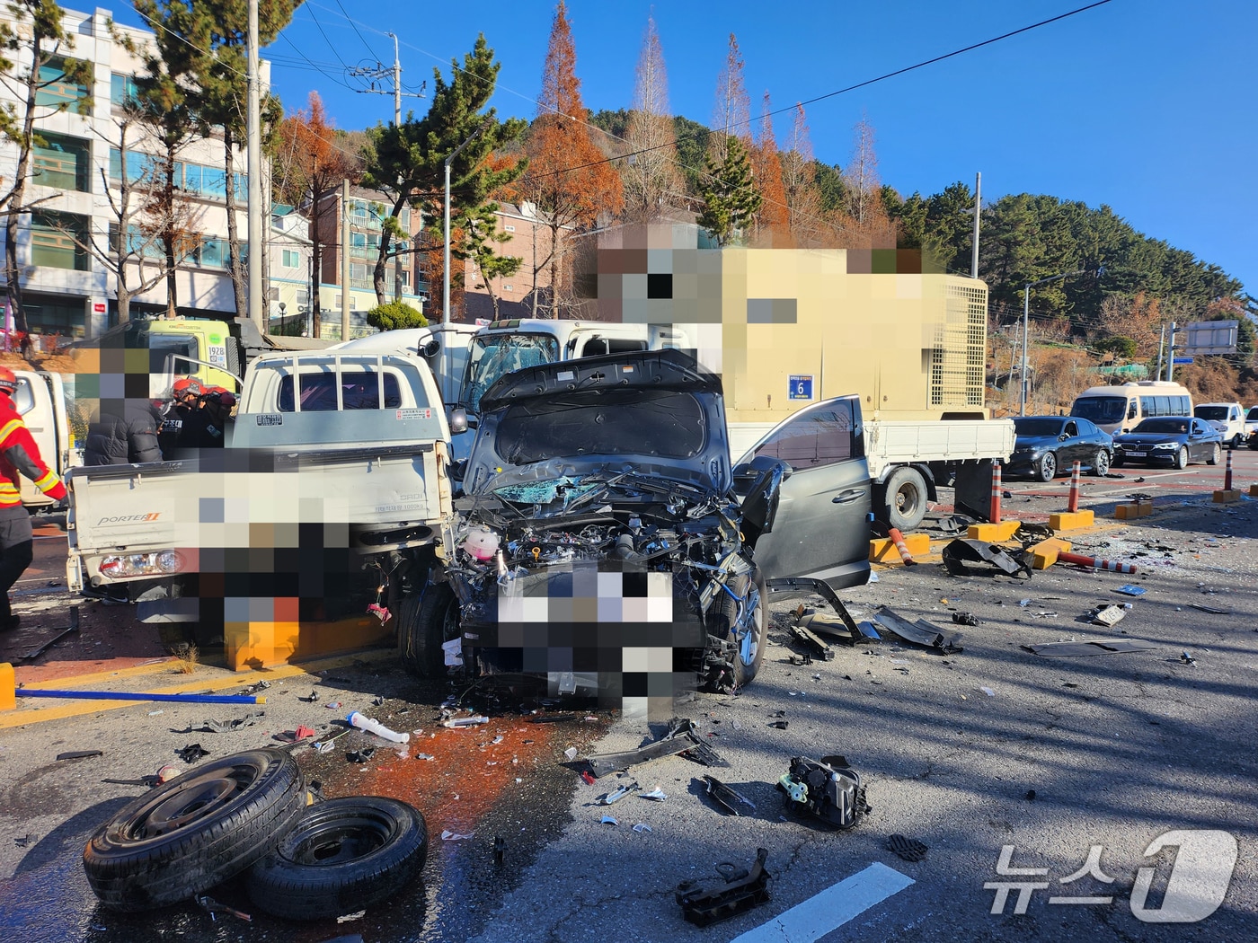 18일 오전 10시 16분쯤 창원시 의창구 소답동 도계광장 삼거리에서 12중 추돌사고가 발생했다. 사진은 사고 현장 모습.(창원소방본부 제공. 재판매 및 DB금지)