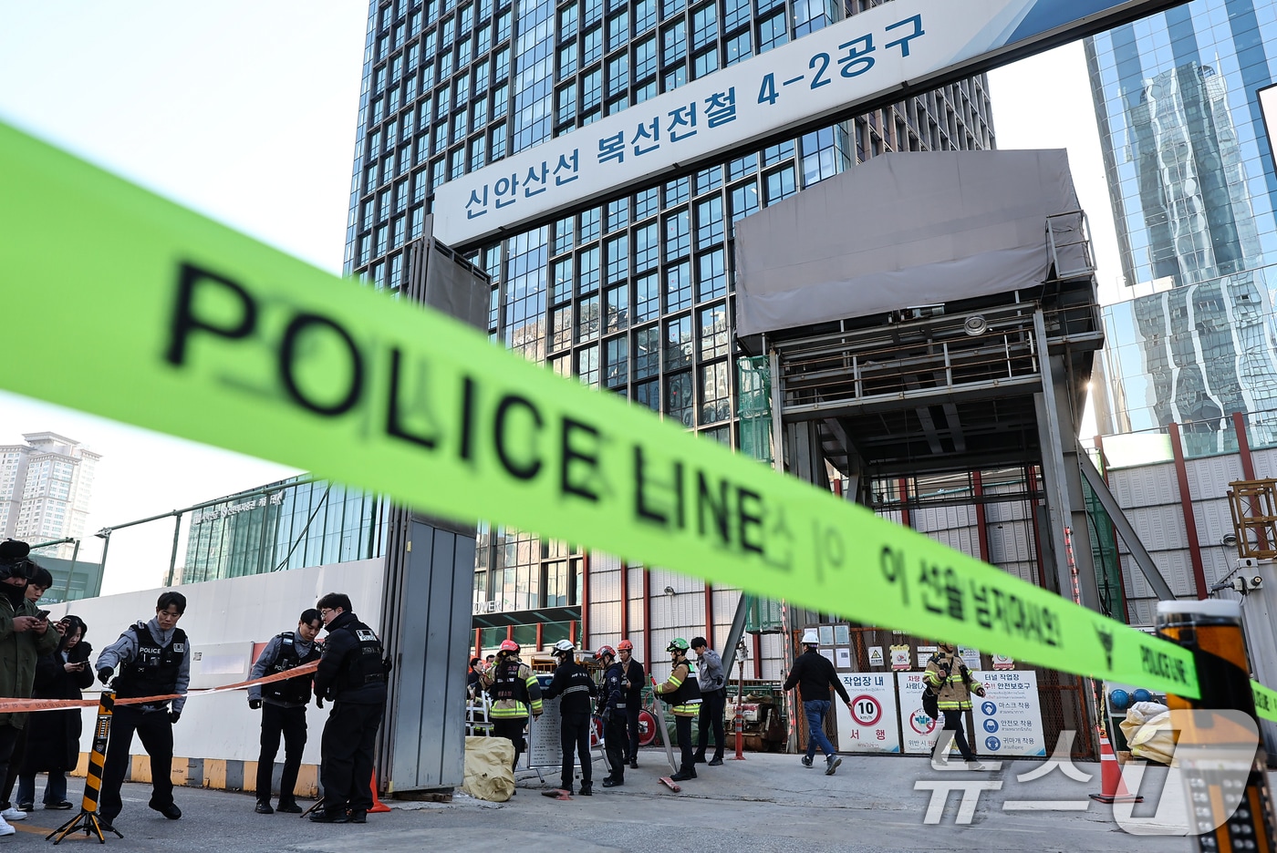 18일 오후 1시 22분쯤 서울 여의도 신안산선 복선전철 지하 공사 현장에서 사고가 발생해 소방대원과 경찰이 사고 수습을 하고 있다. 이번 사고로 최소 2명이 다쳤으며 소방 당국은 장비 23대와 인력 88명을 동원해 사고 현장을 수습하고 있다. 지하 작업 도중 철근이 추락하며 밑에서 일하던 작업자가 다친 것으로 알려졌다. 2025.12.18/뉴스1 ⓒ News1 김도우 기자