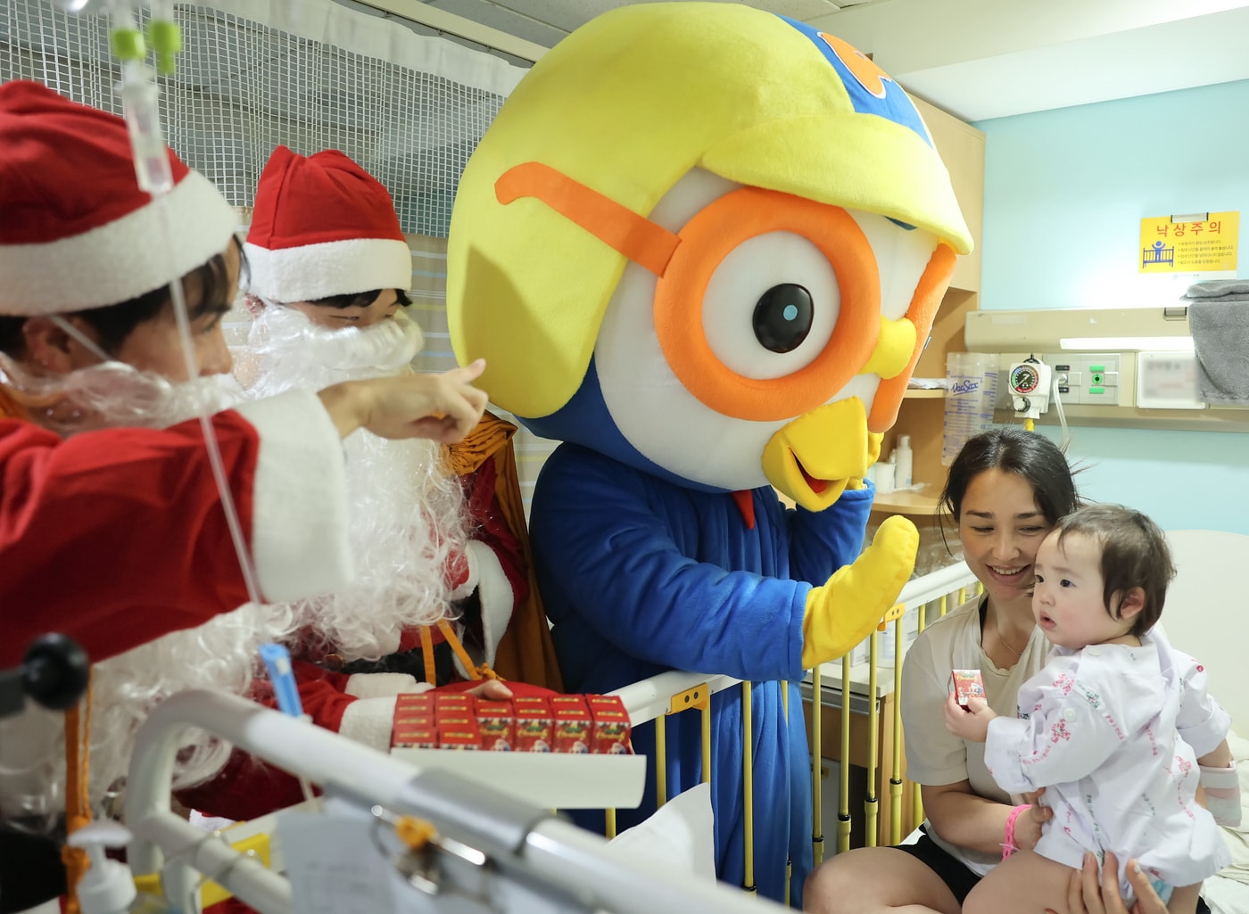 지난 18일 세브란스병원 남자간호사회 소속 한 간호사가 세브란스 어린이병원에서 선물 나눔을 하고 있다. (세브란스병원 제공)