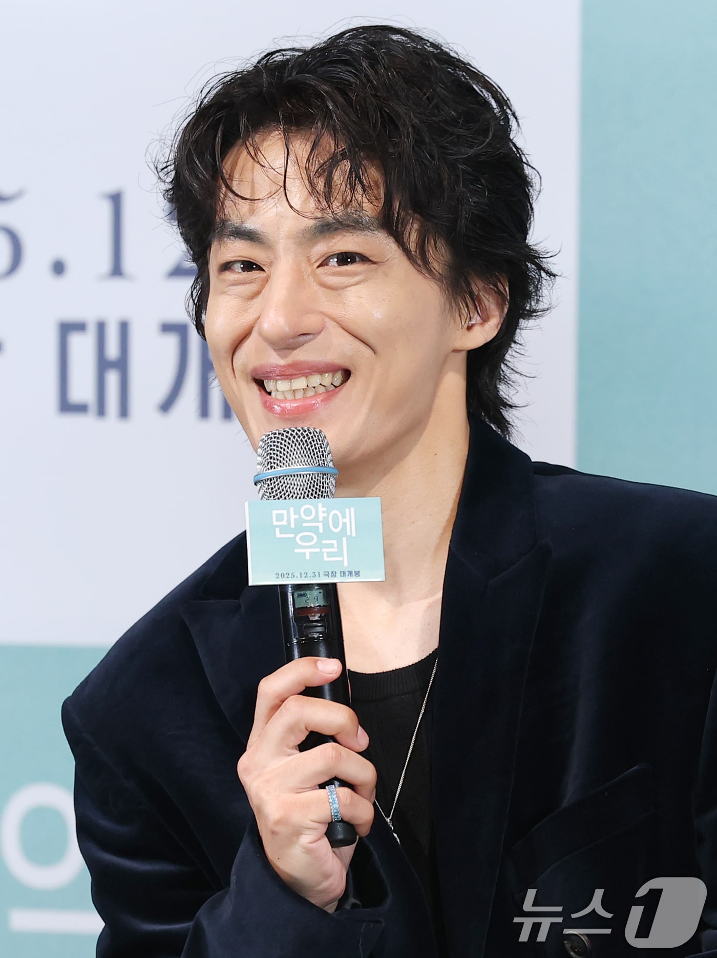 배우 구교환이 18일 서울 용산구 용산아이파크몰 CGV에서 열린 영화 ’만약에 우리‘(감독 김도영) 언론시사회에 참석해 인사말을 하고 있다. ’만약에 우리‘는 뜨겁게 사랑했던 은호(구교환 분)와 정원(문가영 분)이 10년 만에 우연히 재회하며 기억의 흔적을 펼쳐보는 현실공감연애를 그렸다. 2025.12.18/뉴스1 ⓒ News1 권현진 기자