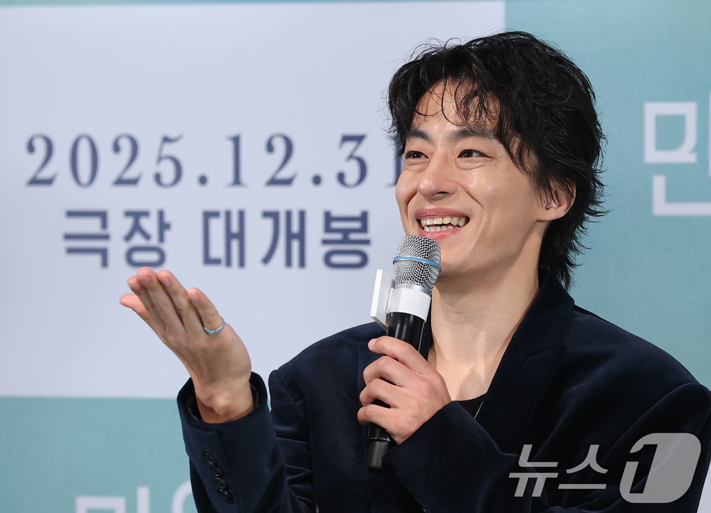 배우 구교환이 18일 서울 용산구 용산아이파크몰 CGV에서 열린 영화 ’만약에 우리‘(감독 김도영) 언론시사회에 참석해 취재진 질문에 답하고 있다. ’만약에 우리‘는 뜨겁게 사랑했던 은호(구교환 분)와 정원(문가영 분)이 10년 만에 우연히 재회하며 기억의 흔적을 펼쳐보는 현실공감연애를 그렸다. 2025.12.18/뉴스1 ⓒ News1 권현진 기자