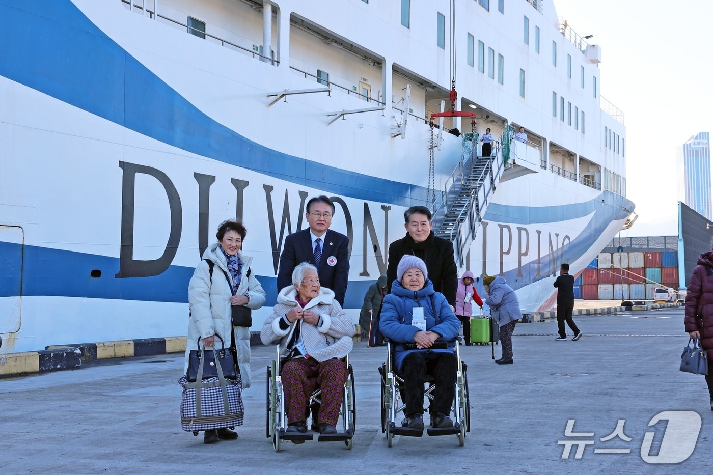일제강점기 강제동원 등으로 사할린에 이주해 고국으로 돌아오지 못했던 사할린동포와 그 후손 82명이 여객선을 타고 18일 오후 강원도 동해항 국제여객터미널을 통해 영주귀국했다. 2025.12.18. (재외동포청 제공)