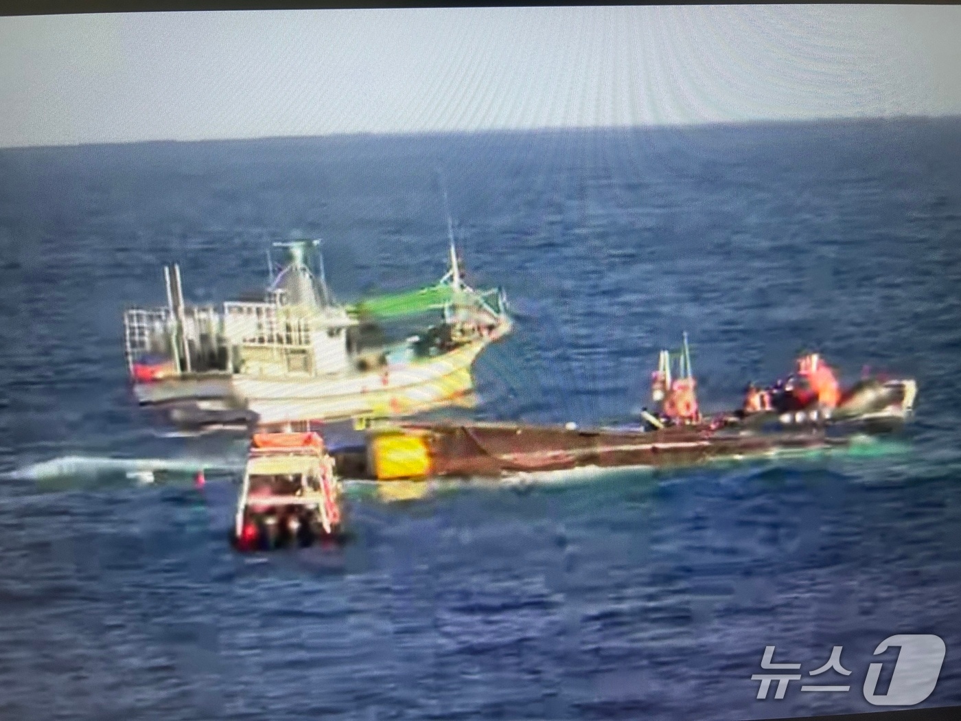 18일 오후 1시 25분께 부산시 기장군 장안읍 고리 동방 33.8km 떨어진 해상에서 어선 2대가 충돌하는 사고가 났다.(울산해경 제공. 재판매 및 DB금지)/뉴스1