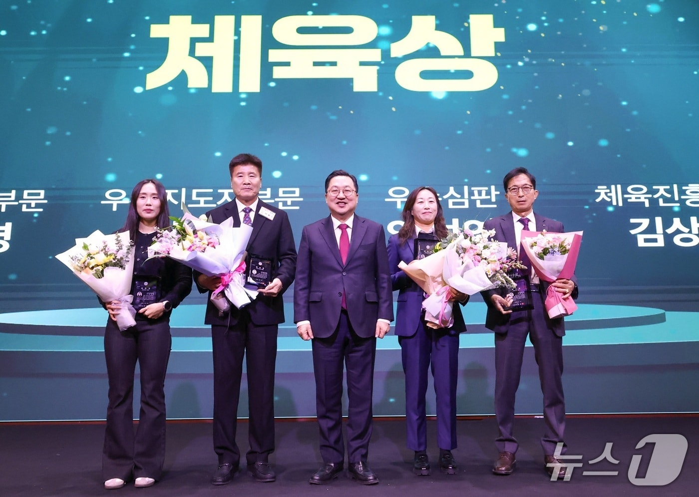 이장우 대전시장이 대전체육가족 송년회에서 '대전시 체육상' 수상자들과 기념촬영 하고 있다.(대전시 제공. 재판매 및 DB금지)/뉴스1