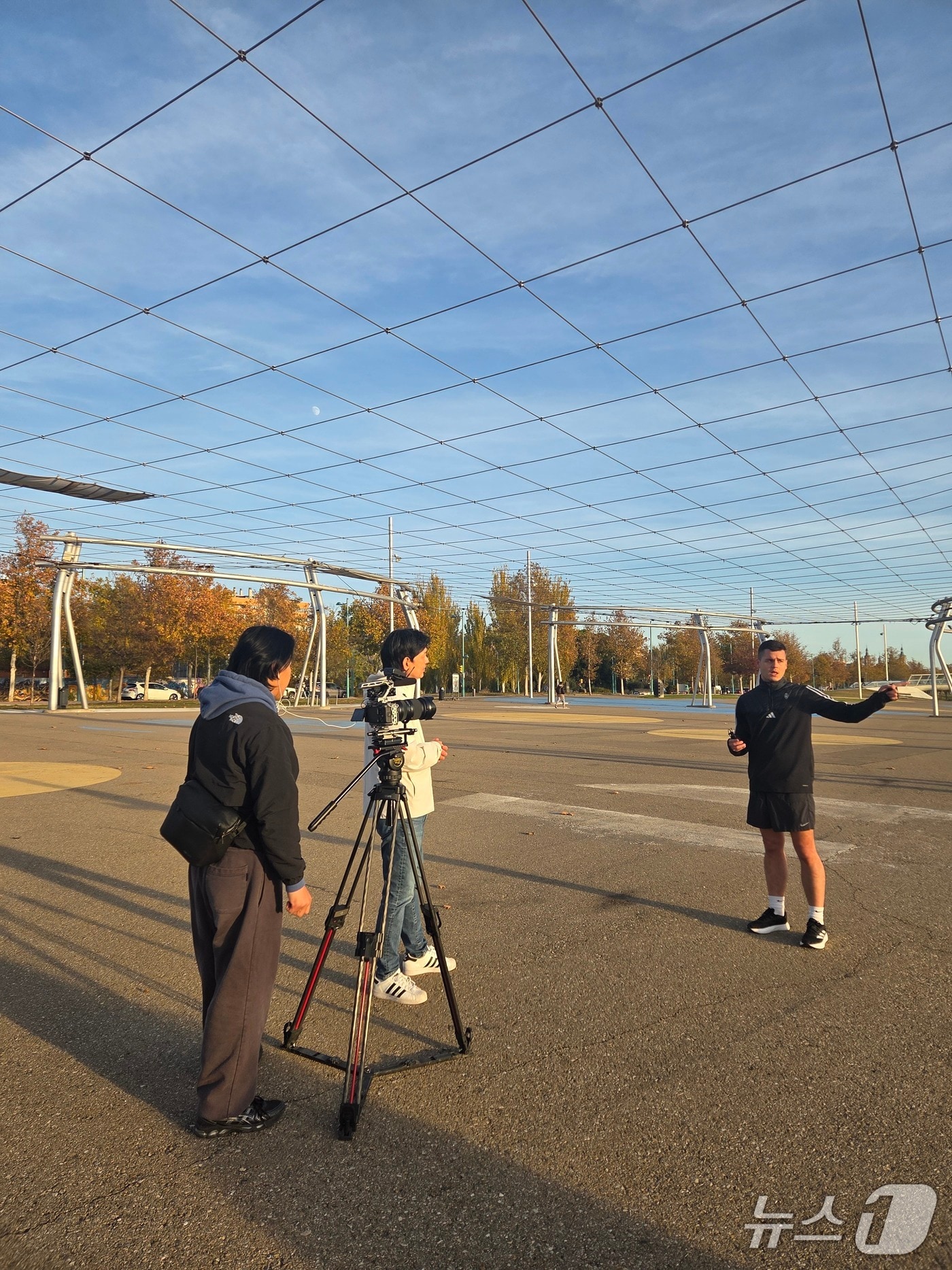 KBC광주방송 취재팀이 스페인 사라고사에서 여수세계박람회장 사후 활용에 대해 취재하고 있다. (KBC제공. 재판매 및 DB금지)
