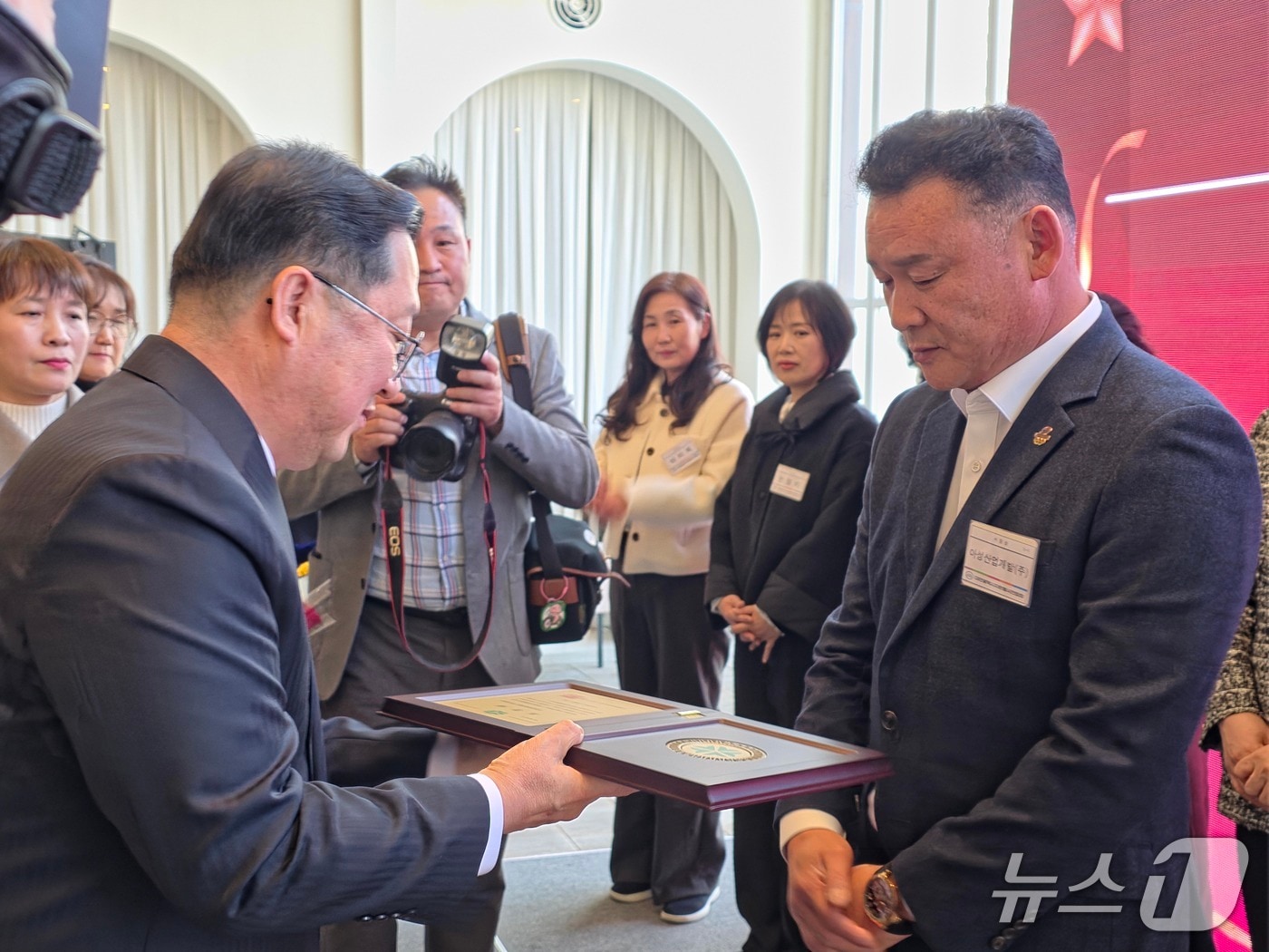 현민우 아성산업개발 대표가 대전시장 표창장을 받고 있다.(아성산업개발 제공. 재판매 및 DB금지)/뉴스1