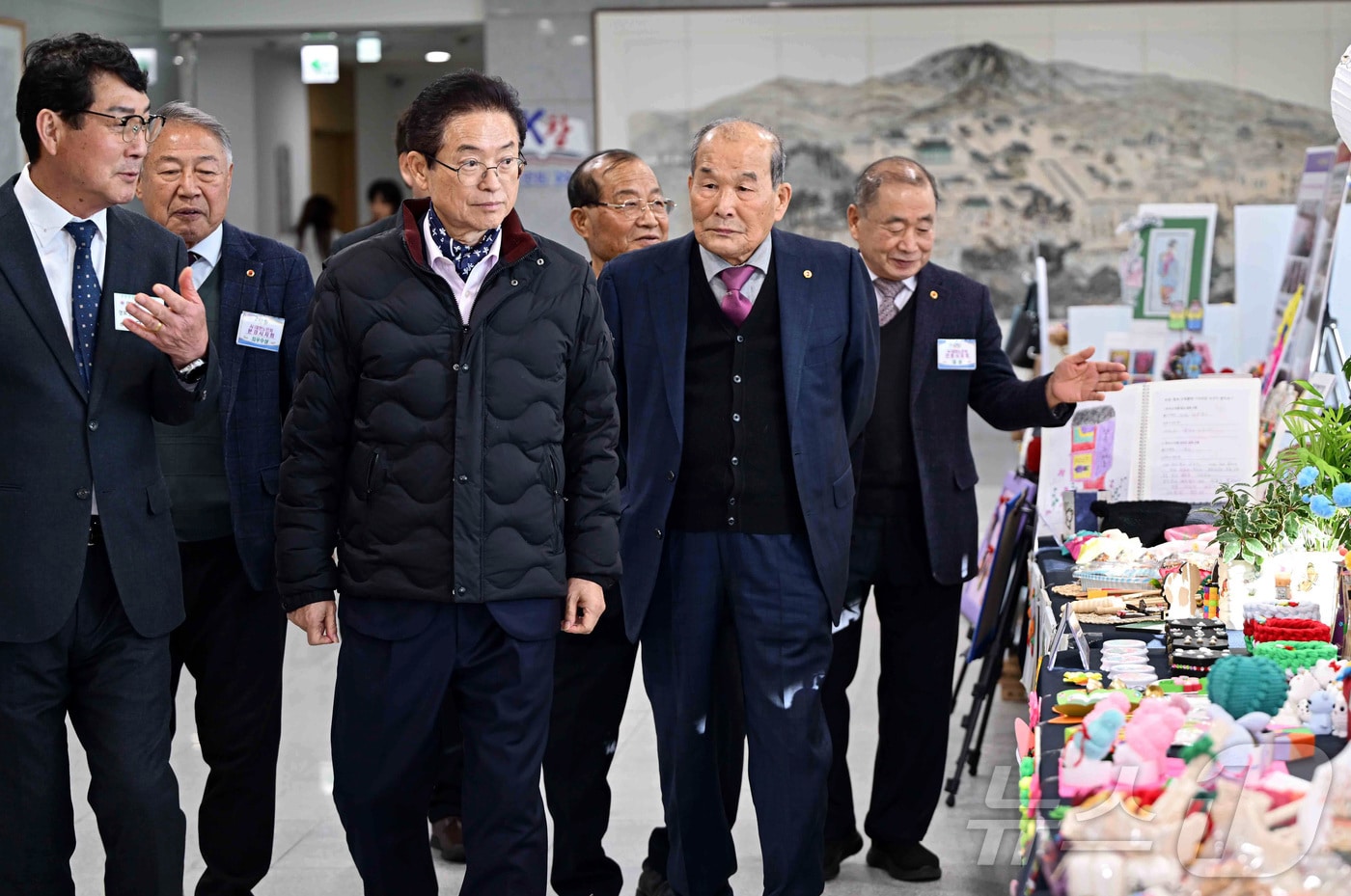 경북도는 18일 도청 동락관에서 ‘경로당 행복선생님 지원사업 성과보고회’를 열고, 22개 시군 경로당 어르신들과 행복선생님이 함께 만든 작품을 전시했다.(경북도 제공. 재판매 및 DB금지) /뉴스1