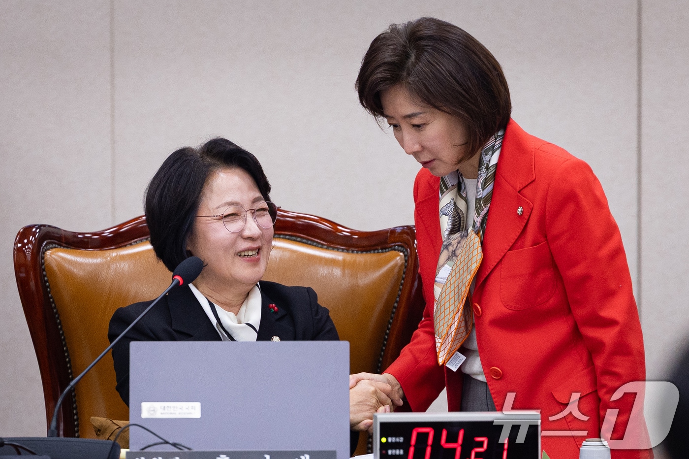 추미애 국회 법제사법위원장과 나경원 국민의힘 의원이 지난 18일 서울 여의도 국회에서 열린 제430회 국회(임시회) 법제사법위원회 제2차 전체회의에서 웃으며 손을 맞잡고 있다. 2025.12.18/뉴스1 ⓒ News1 유승관 기자