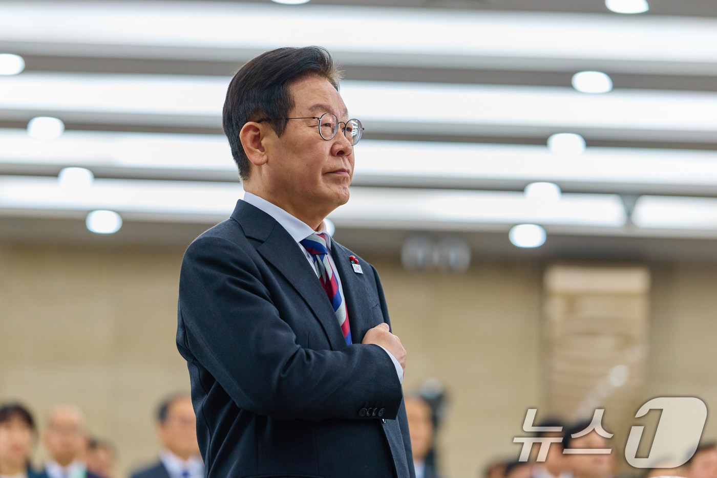 이재명 대통령이 지난 18일 서울 용산구 국방부에서 열린 국방부·국가보훈부 업무보고에서 국민의례를 하고 있다. (대통령실 제공. 재판매 및 DB 금지) 2025.12.18/뉴스1 ⓒ News1 허경 기자