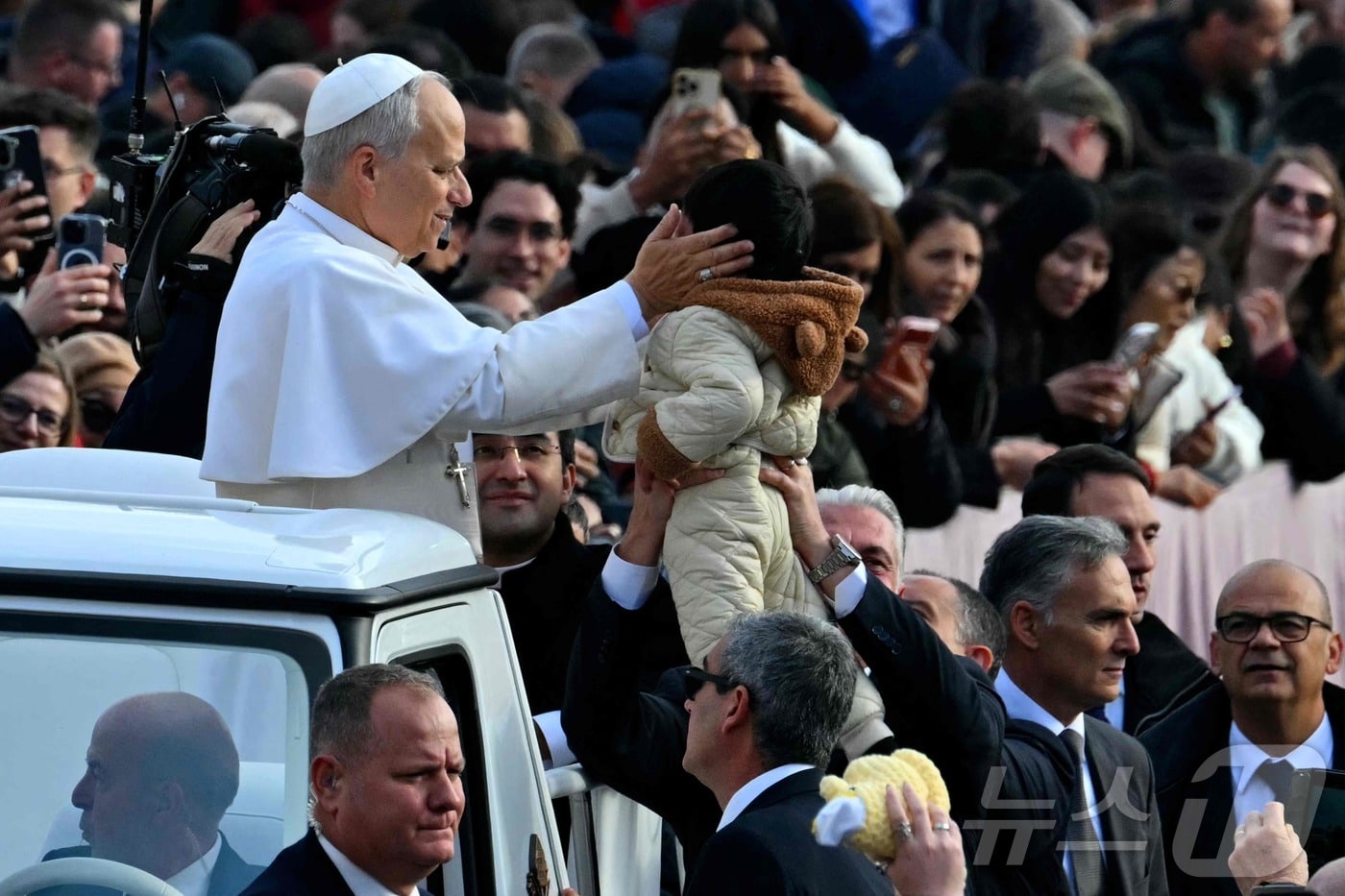 레오 14세 교황이 지난해 12월 바티칸 성 베드로 광장에서 한 어린이를 축복하고 있다. 2025.12.17. ⓒ AFP=뉴스1 ⓒ News1 윤다정 기자