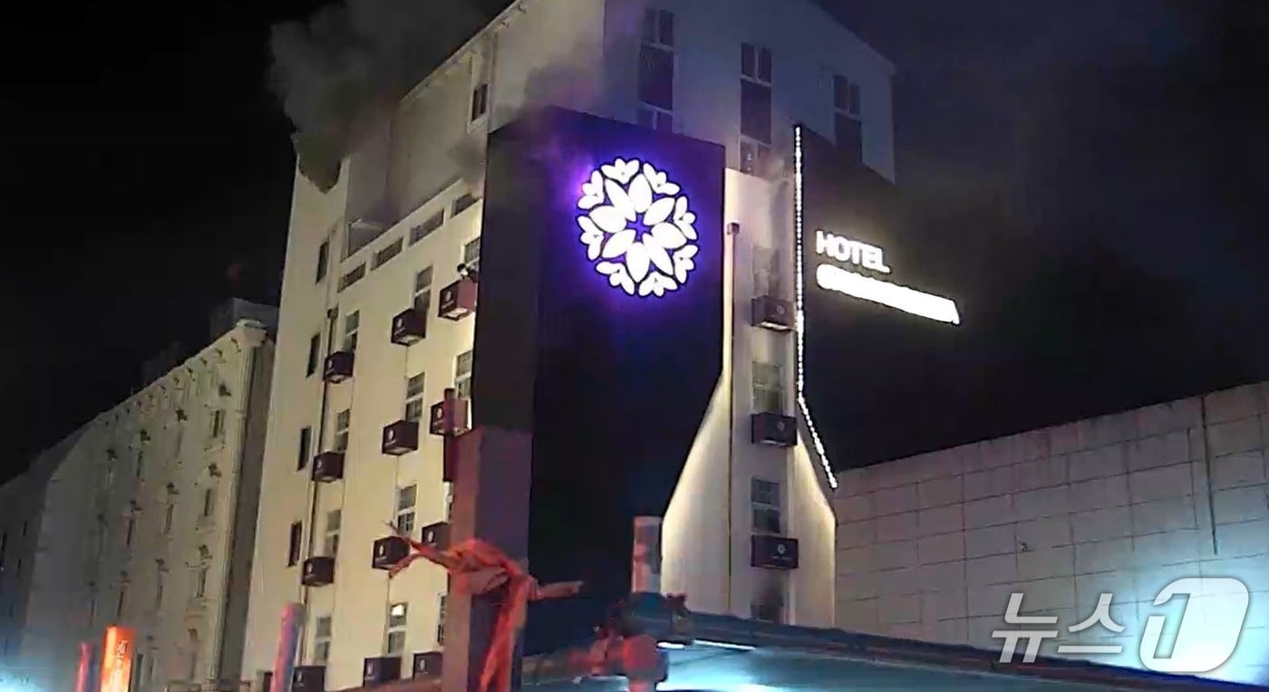 18일 오후 6시 2분쯤 경북 구미시 황상동 한 호텔 2층에서 화재가 발생해 소방 당국이 진화하고 있다.(경북소방본부 제공. 재판매 및 DB 금지)2025.12.19/뉴스1