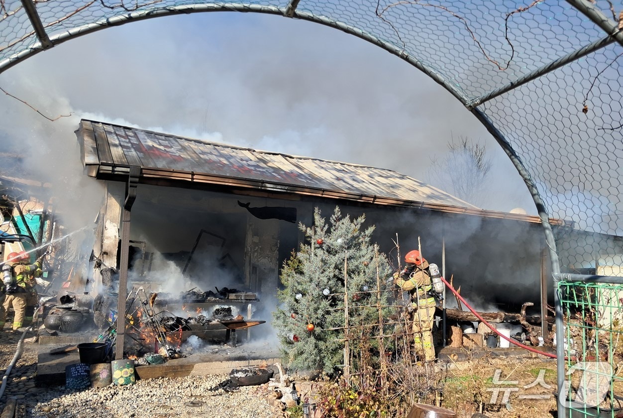 18일 오전 11시50분쯤 울진군 근남면 수곡리 한 단독주택에서 불이 나 소방 당국이 진화하고 있다.(경북소방본부 제공. 재판매 및 DB 금지)2025.12.19/뉴스1
