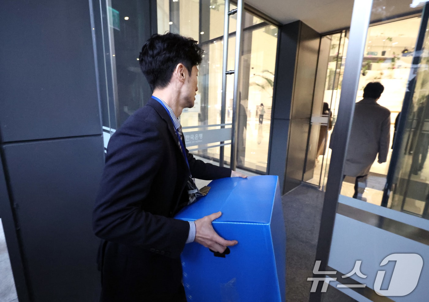 '관봉권 띠지 폐기 의혹'을 수사중인 안권섭 상설특별검사팀이  지난 19일 오전 압수수색검증 영장을 집행하기 위해 서울 중구 한국은행 발권국으로 향하고 있다. 2025.12.19/뉴스1 ⓒ News1 구윤성 기자