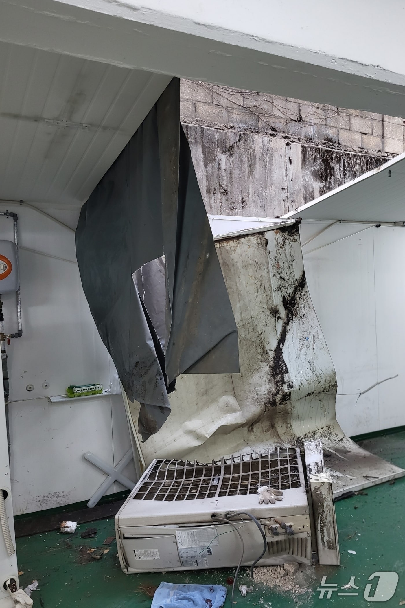 부천 에어컨 실외기 철거현장(경기 부천소방서 제공) /뉴스1