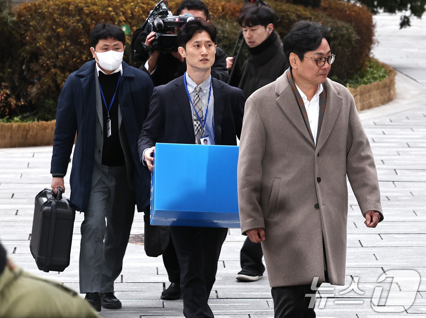 '관봉권 띠지 폐기 의혹'을 수사중인 안권섭 상설특별검사팀이 지난해 12월 19일 오전 수색·검증 영장을 집행하기 위해 서울 중구 한국은행 발권국으로 향하고 있다. 2025.12.19 ⓒ 뉴스1 구윤성 기자