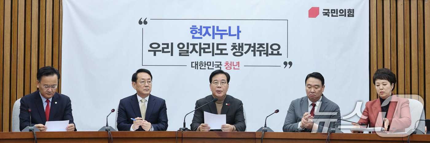 송언석 국민의힘 원내대표가 19일 서울 여의도 국회에서 열린 원내대책회의에서 발언하고 있다. 2025.12.19/뉴스1 ⓒ News1 신웅수 기자