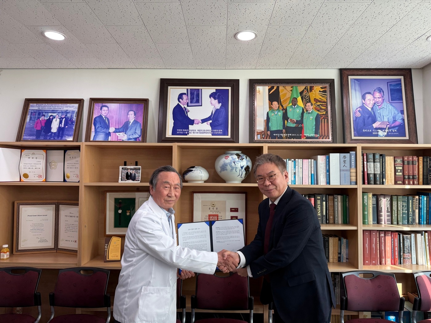  GE헬스케어와 구미강동병원은 의료 장비 운영 효율화 및 임상 협력을 위한 MOU를 체결했다. (왼쪽부터)구미강동병원 신재학 병원장, GE헬스케어 코리아 김용덕 대표. (GE헬스케어 제공)