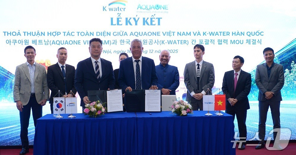 한성용 한국수자원공사 글로벌사업본부장(사진 앞줄 왼쪽)과 레 민 치(Mr. Le Minh Chi) 아쿠아원 CEO(사진 앞줄 오른쪽)가 협약을 체결한 뒤 기념사진을 촬영하고 있다. (한국수자원공사 제공.재판매 및 DB금지)/뉴스1