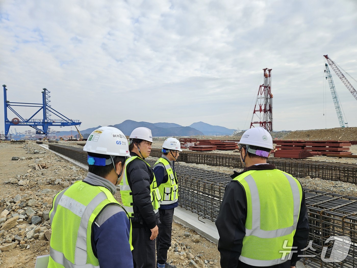 항만 건설현장 안전관리 현황 점검 모습 (부산항만공사 제공. 재판매 및 DB금지)