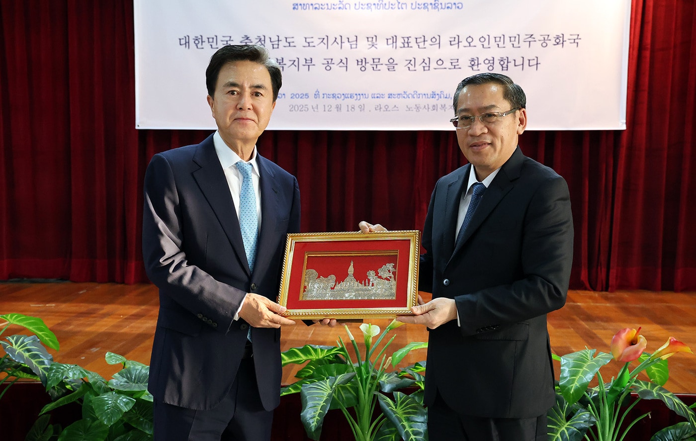 김태흠 지사(왼쪽)가포사이 사아손 라오스 노동사회복지부 장관과 기념촬영을 하고 있다.(충남도 제공. 재판매 및 DB금지)/뉴스1