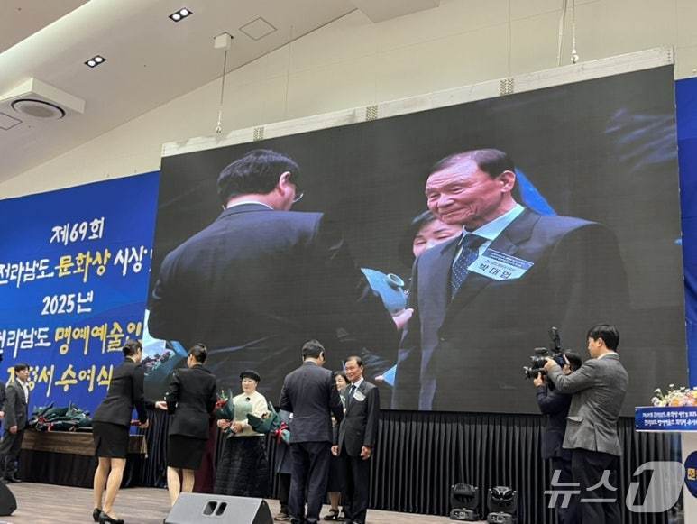 곡성군 박대업 국악인이 제69회 전라남도 문화상을 수상하고 있다.(곡성군 제공)