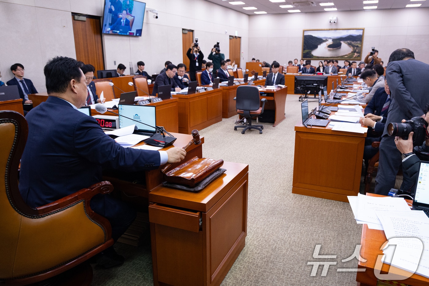 어기구 국회 농림축산식품해양수산위원장이 19일 서울 여의도 국회에서 열린 제430회 국회(임시회) 농림축산식품해양수산위원회 제1차 전체회의에서 의사봉을 두드리고 있다. 2025.12.19/뉴스1 ⓒ News1 유승관 기자