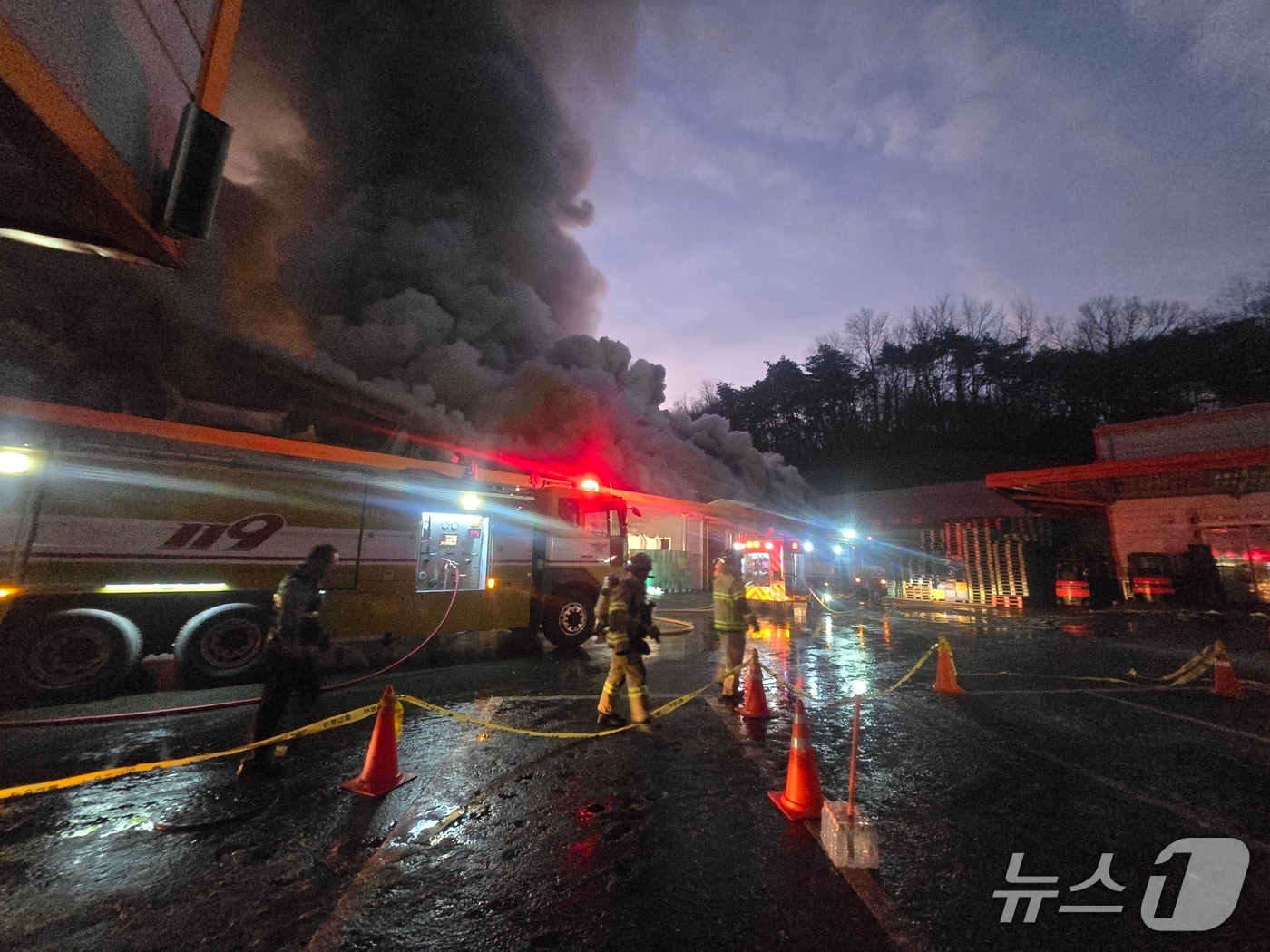 보은 김치 제조 공장 화재 현장.(충북소방본부 제공. 재판매 및 DB금지)/뉴스1