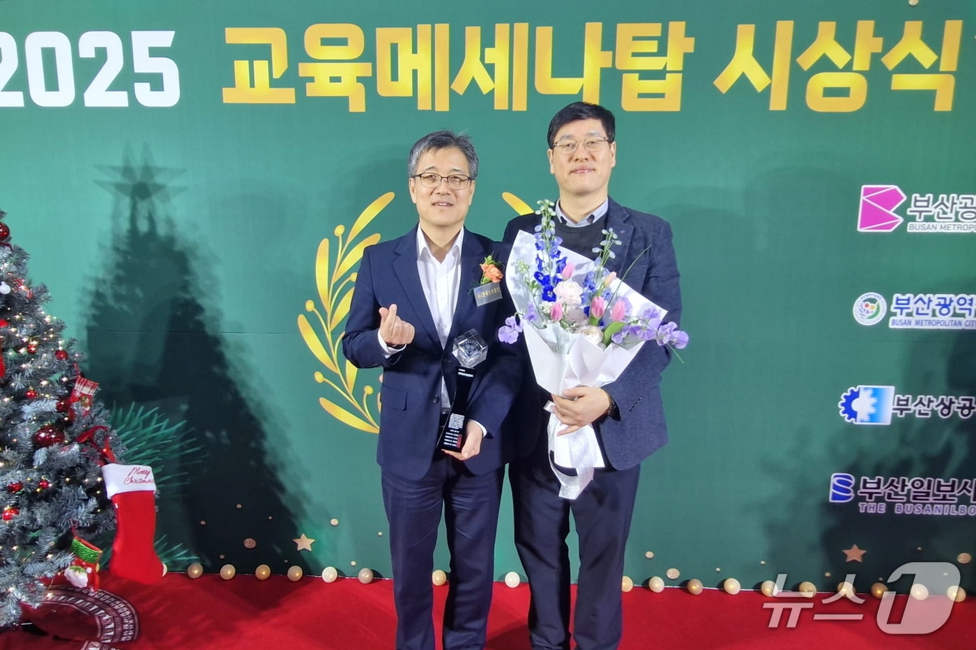 지난 18일 열린 ‘제18회 교육메세나탑 시상식’에서 남부발전 관계자들이 기념촬영 하는 모습 (남부발전 제공. 재판매 및 DB금지)