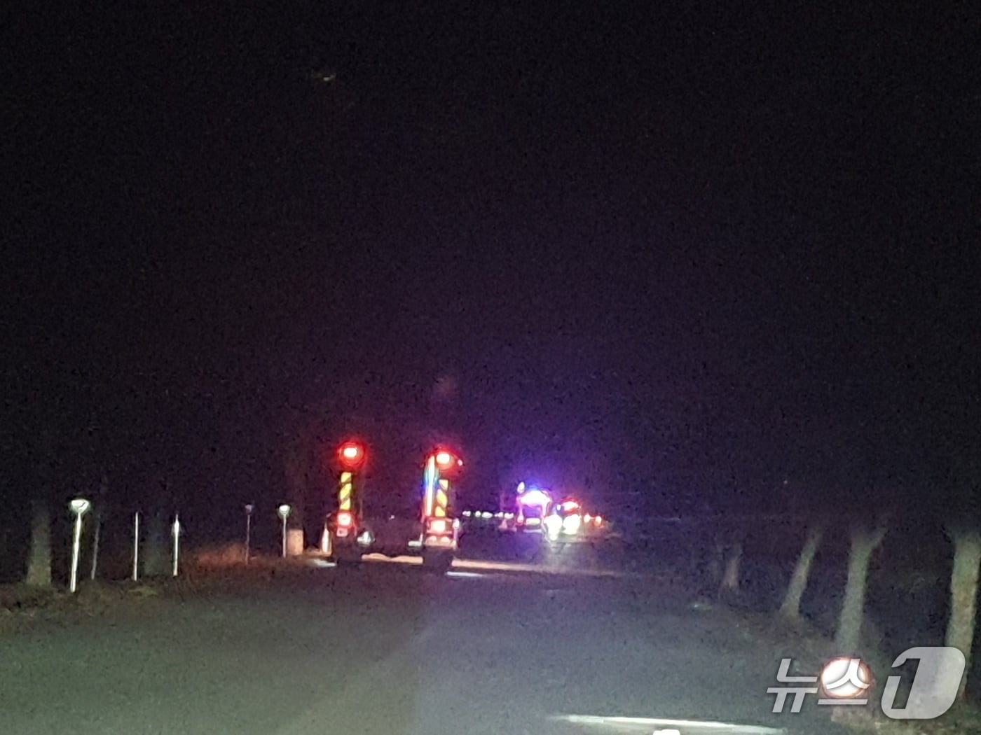 18일 오후 10시쯤 의성 낙단보에서 낚싯배가 침몰해 소방 당국이 실종자를 수색하고 있다(독제 제공. 재판매 및 DB 금지)2025.12.19/뉴스1