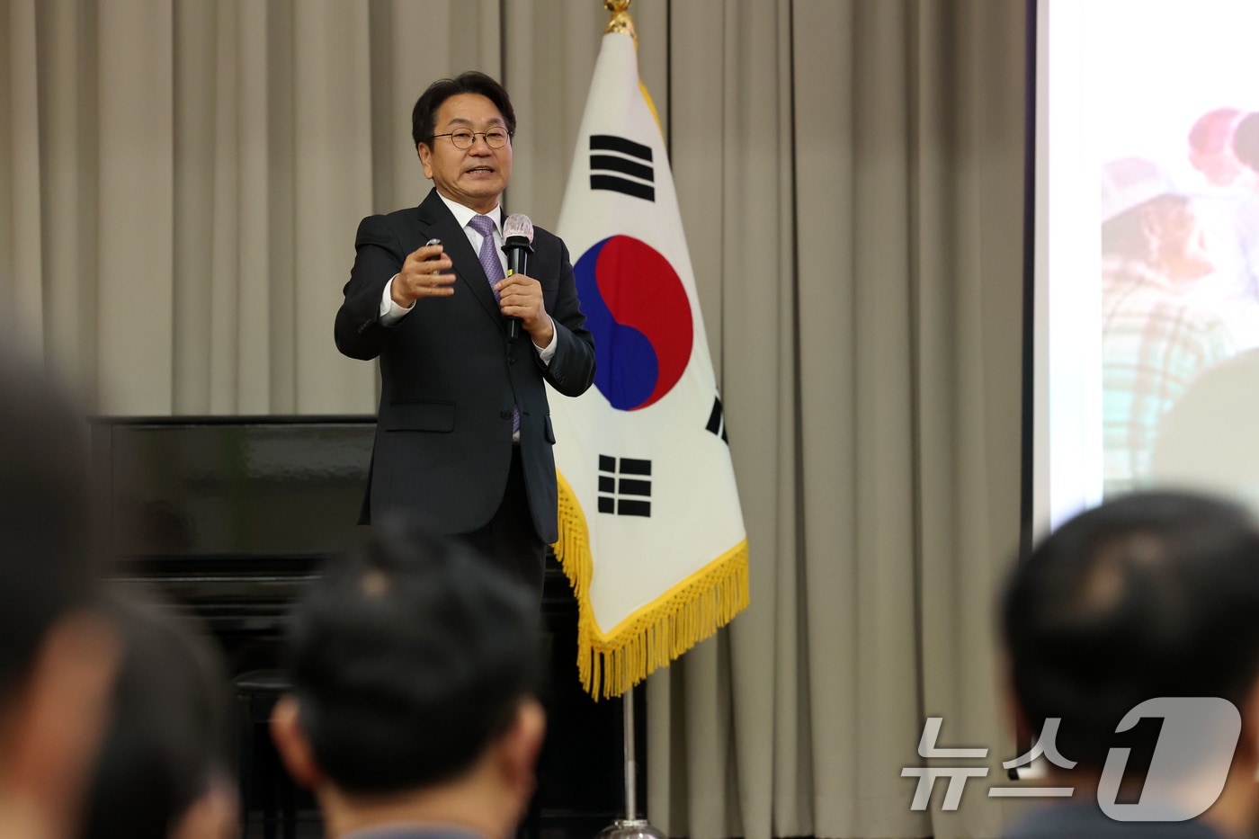 강기정 광주시장이 19일 광산구청 윤상원홀에서 열린 '광주 군공항 이전 주민 설명회'에서 부지 개발에 대해 이야기 하고 있다. 2025.12.19/뉴스1 ⓒ News1 이승현 기자