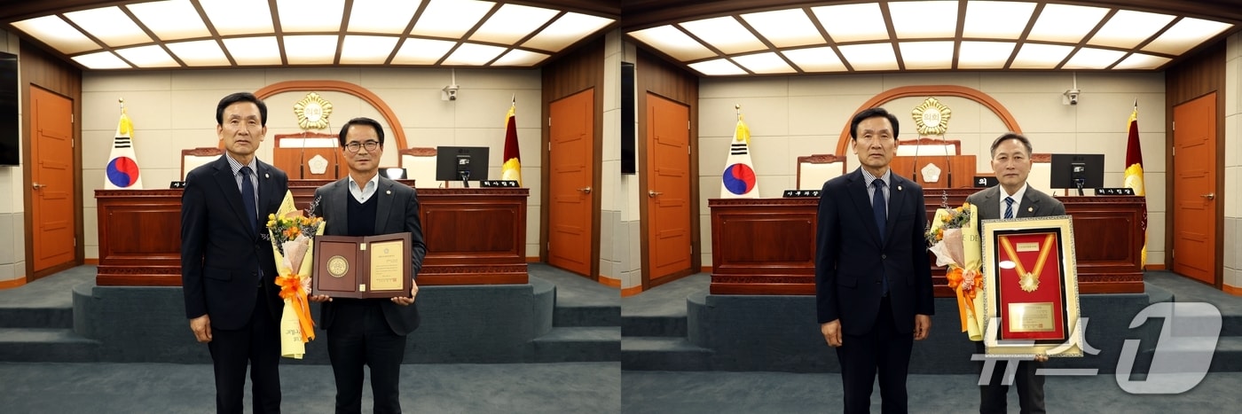 김명갑 전북 진안군의원(왼쪽)과 손동규 의원이'대한민국지방의정봉사상'을 수상한 후 동창옥 의장과 기념촬영을 하고 있다.(의회제공. 재판매 및 DB금지)2025.12.19/뉴스1