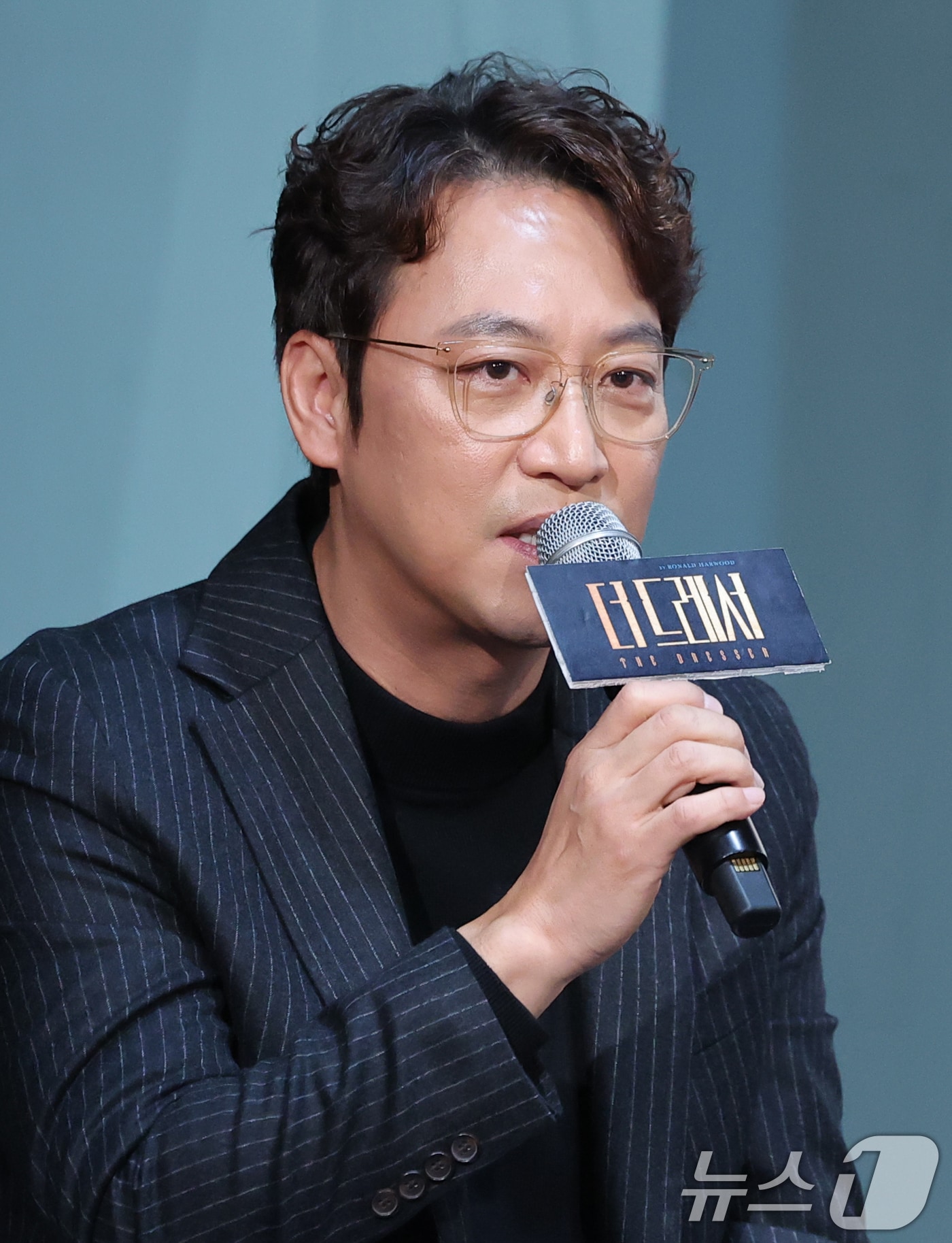 배우 오만석이 19일 오후 서울 종로구 예스24스테이지에서 열린 연극 '더 드레서' 기자간담회에 참석해 취재진 질문에 답하고 있다. 그는 간담회 진행에 앞서 윤석화 별세에 애도를 표했다. 2025.12.19/뉴스1 ⓒ News1 권현진 기자