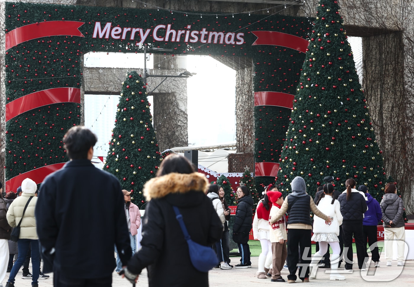 19일 오후 서울 뚝섬한강공원 자벌레 서울생각마루 인근에서 열린 2025 로맨틱 한강 크리스마스 마켓에시 시민들이 크리스마스 트리 조형물을 둘러보고 있다. 2025.12.19/뉴스1 ⓒ News1 김민지 기자