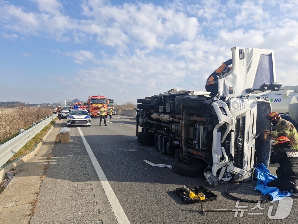 19일 오후 2시 3분께 전북 군산시 옥산면의 한 교차로에서 승합차 2대와 2.5톤 화물차가 충돌하는 사고가 발생했다.(전북소방본부 제공. 재판매 및 DB금지)