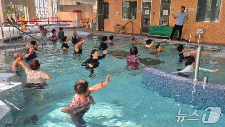 시니어웰라이프 참가자들이 수치유 체험을 하고 있다.(산림청 한국산림복지진흥원 국립산림치유원 제공.재판매 및 DB금지)/뉴스1