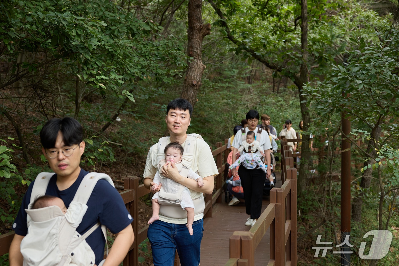 국립대전숲체원에서 내맘돌봄 산림치유프로그램 참여 산모들이 산림치유 프로그램을 받고 있다. (산림청 한국산림복지진흥원 제공.재판매 및 DB금지)/뉴스1