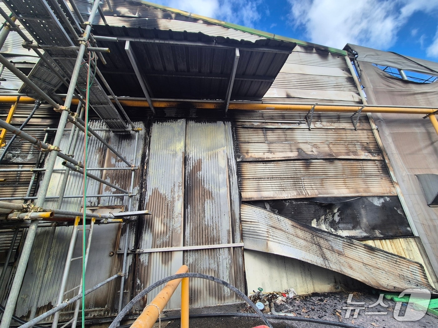  예산 덕산면 타일 제조 공장 화재 현장. (예산소방서 제공, 재판매 및 DB금지) / 뉴스1