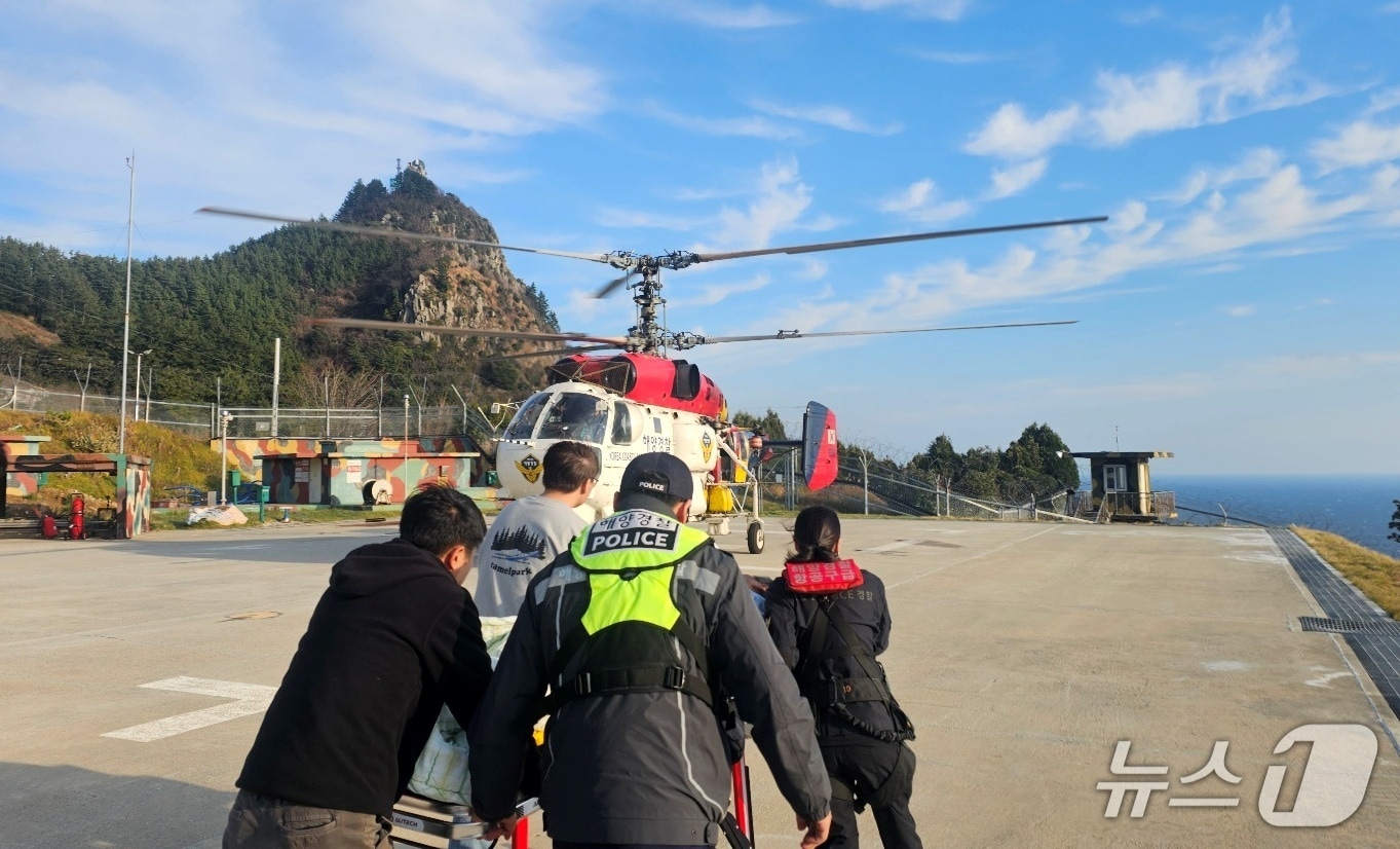 동해해경청, 울릉도 뇌경색 응급 환자 해경 헬기로 긴급 이송.(동해경청 제공, 재판매 및 DB 금지) 2025.12.19.뉴스1