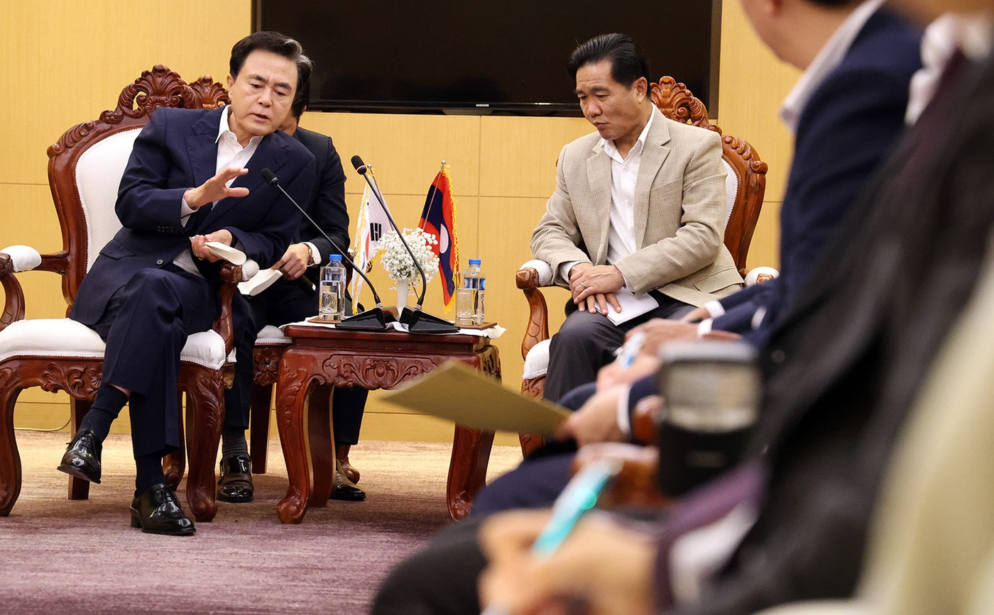 김태흠 지사(왼쪽)와 썬타누 탐마봉 보리캄사이주 주지사가 상호 협력 방안을 논의하고 있다.(충남도 제공. 재판매 및 DB금지)/뉴스1