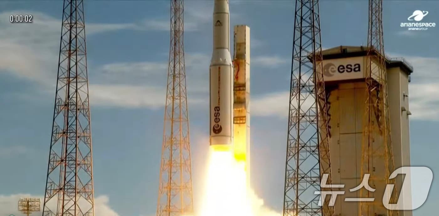 국내 자체 기술로 개발한 초고해상도 관측위성 아리랑 7호가 2일 새벽 2시 21분(한국시간) 남미 프랑스령 기아나 쿠루 기아나우주센터에서 아리안스페이스 베가-C에 탑재돼 발사되고 있다. 아리랑 7호는 국내에서 개발한 0.3m급 고해상도 광학카메라(AEISS-HR)를 탑재하고 있다. 새로운 광학 카메라의 해상도는 기존 아리랑 3A호(광학 0.55m) 대비 판독능력이 3배 이상 향상되는 등 차량종류(소형차, 트럭 등)까지 식별이 가능하다. (아리안스페이스 유튜브 화면 캡쳐. 재판매 및 DB 금지) 2025.12.2/뉴스1