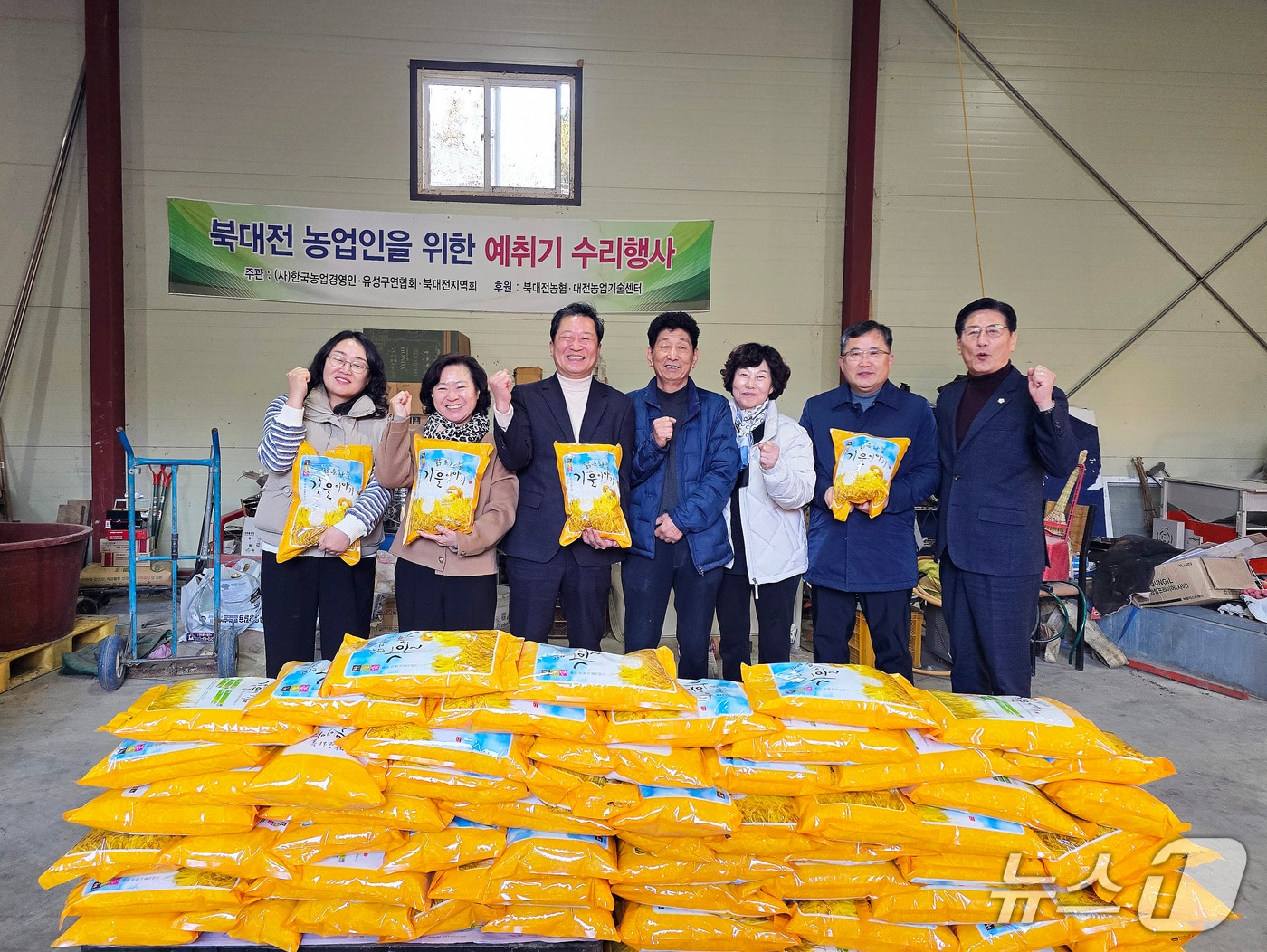 김문식씨가 쌀을 기탁하고 있다.(독자 제공. 재판매 및 DB금지)/뉴스1