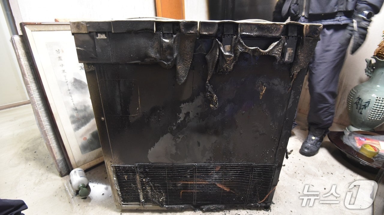 2일 밤 0시14분께 대전 서구 탄방동의 한 아파트 7층 가정집 김치냉장고에서 불이 나 8분 만에 꺼졌다.(대전소방본부 제공) /뉴스1