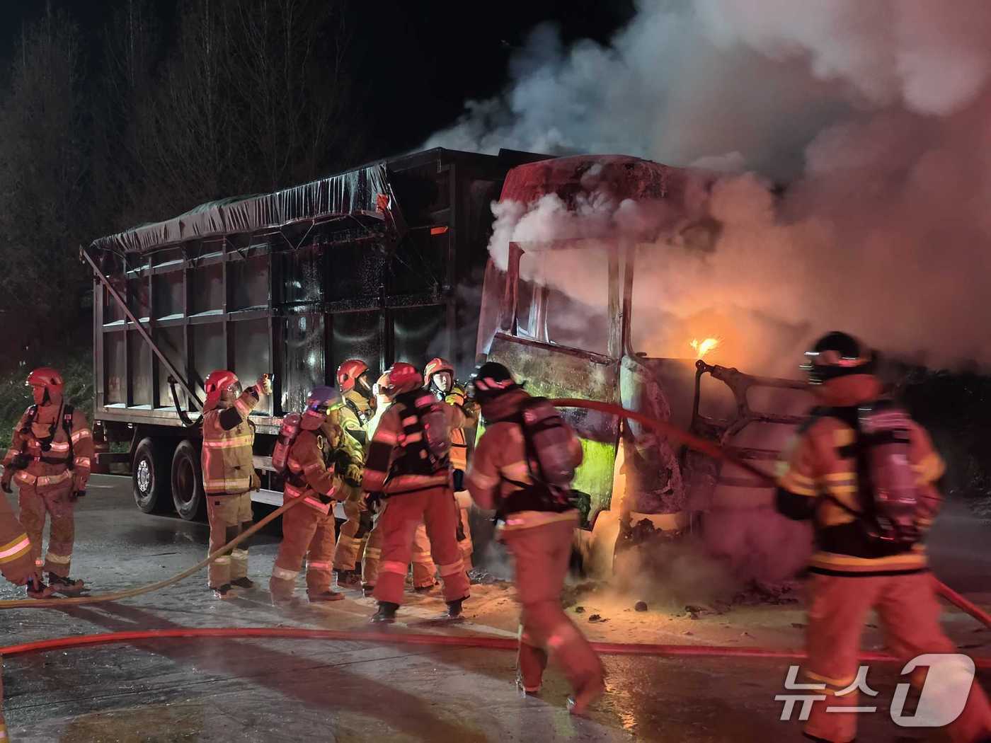 영동고속도로 강릉방향 횡성휴게소 주차 트럭 화재 현장.&#40;강원도소방본부 제공, 재판매 및 DB 금지&#41; 2025.12.2/뉴스1